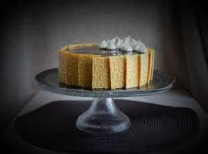 Kávés moussetorta karamellel, kávés habcsókkal, és strukturált csokilapokkal karamellizált fehércsokiból