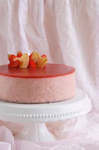 Eper-rebarbara mousse torta készítése - recept