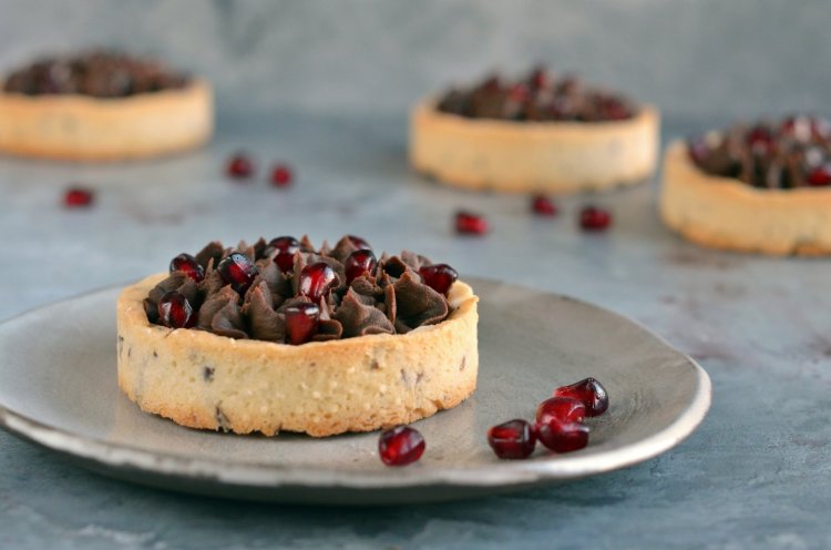 Vegán gránátalmás-csokis tart recept cukormentesen