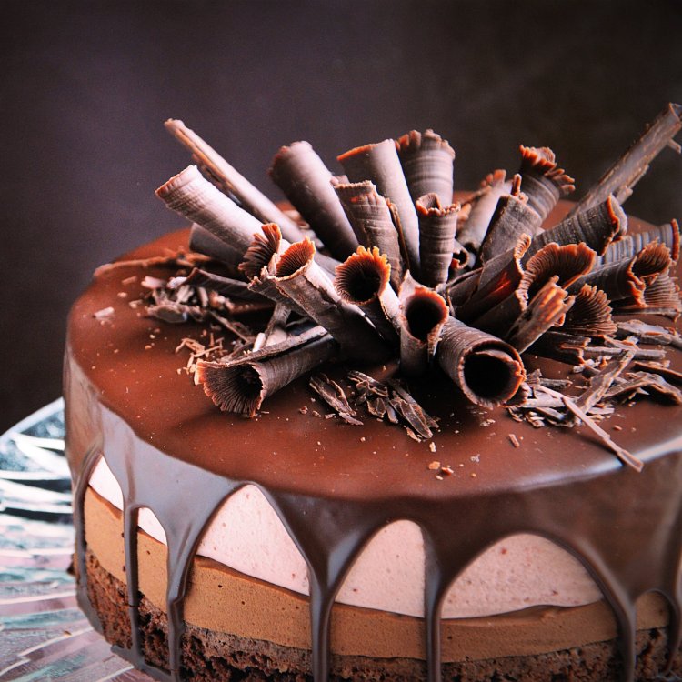 Csurgatott csoki-eoer mousse torta recept csokiszivarkákkal