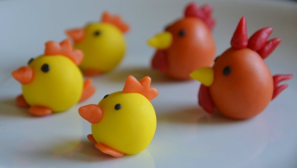 Húsvéti marcipánfigurák készítése. Marcipán csibék, marcipán tyúk, marcipán kakas.