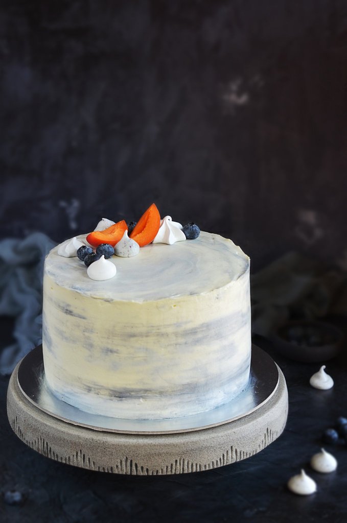 Sárgabarackos-áfonyás vaníliakrémes diótorta recept - vízfesték hatású betontorta készítése