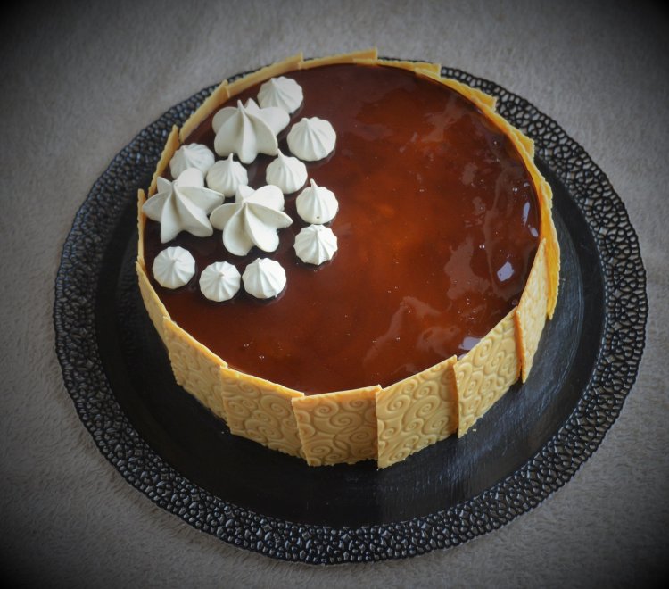 Kávétorta karamellel, kávés habcsókkal és textúrált, karamellizált fehércsoki lapokkal