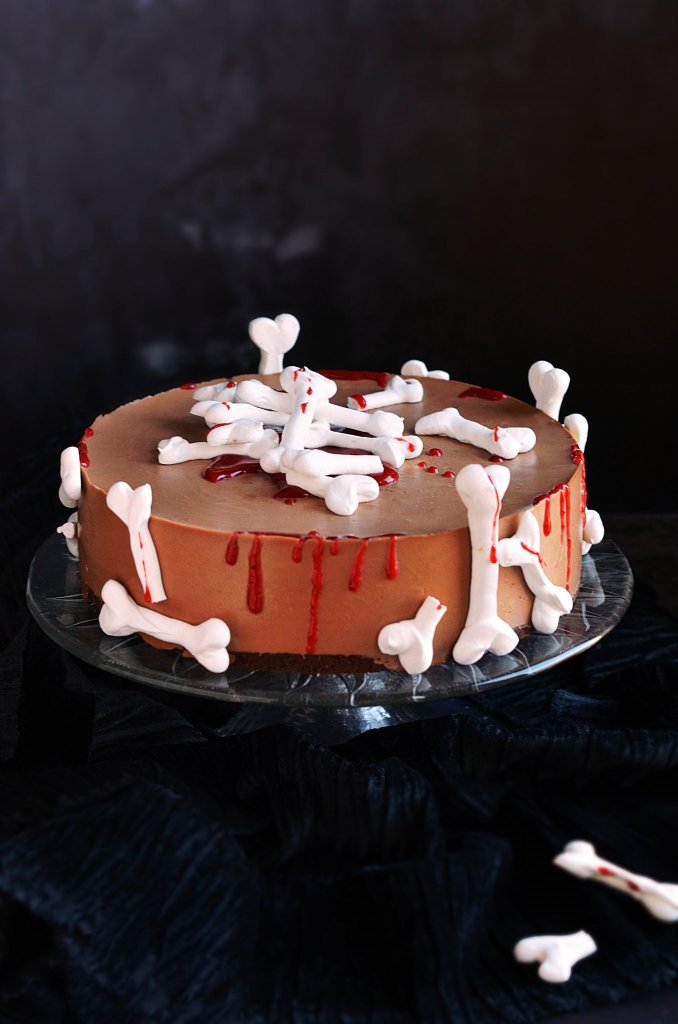 Halloween-i véres habcsók csontos torta készítése eper vérrel