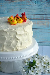 Csokis paszternáktorta karamellel és mascarponehabbal, rusztikus stílusban. Húsvéti torta marcipán csibékkel.