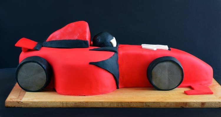 Forma 1 versenyautó torta készítése házilag - lépésről lépésre fázisfotókkal