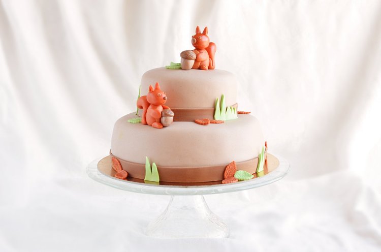 emeletes mókus torta készítése - fondant mókus és fondant makk figura egyszerűen
