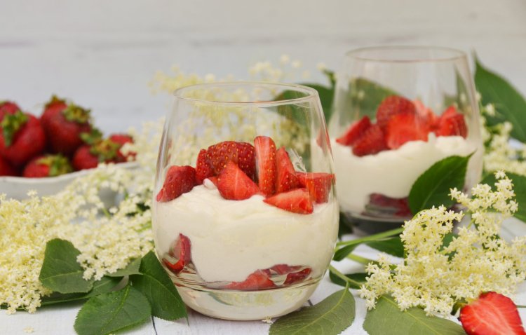 Bodzás túróhab eperrel - pohárkrém recept