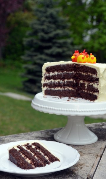 Csokis paszternáktorta mascarponehabbal és sós karamellel, rusztikus stílusban. Húsvéti torta.