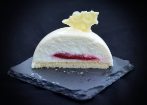 bodzás túrómousse eperbetéttel, gyümölcskaviárral - tükörglazúrral