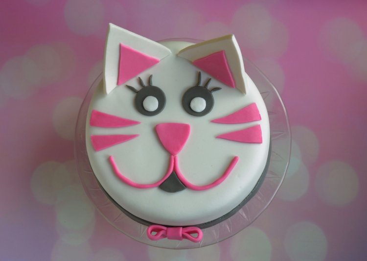 cicatorta marcipánnal burkolva - cicás formatorta