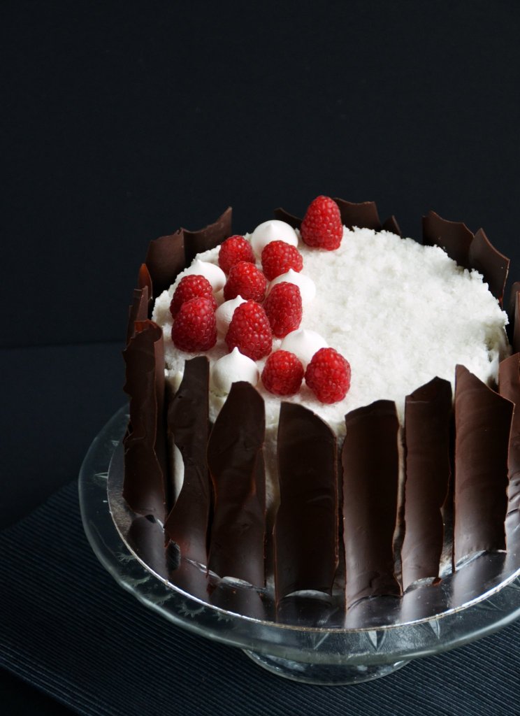 Vegán kókuszos csokitorta málnával - tej- és tojásmentes kókusztorta recept