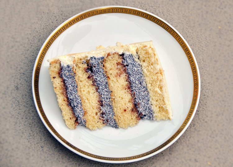 Meggyes-mákkrémes torta szeletfotó - recept