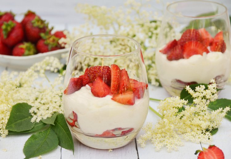 Bodzás túróhab eperrel - pohárkrém recept