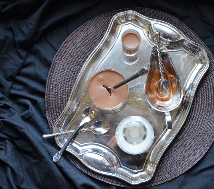 Csokis kávémousse sós karamell öntettel, pohárban