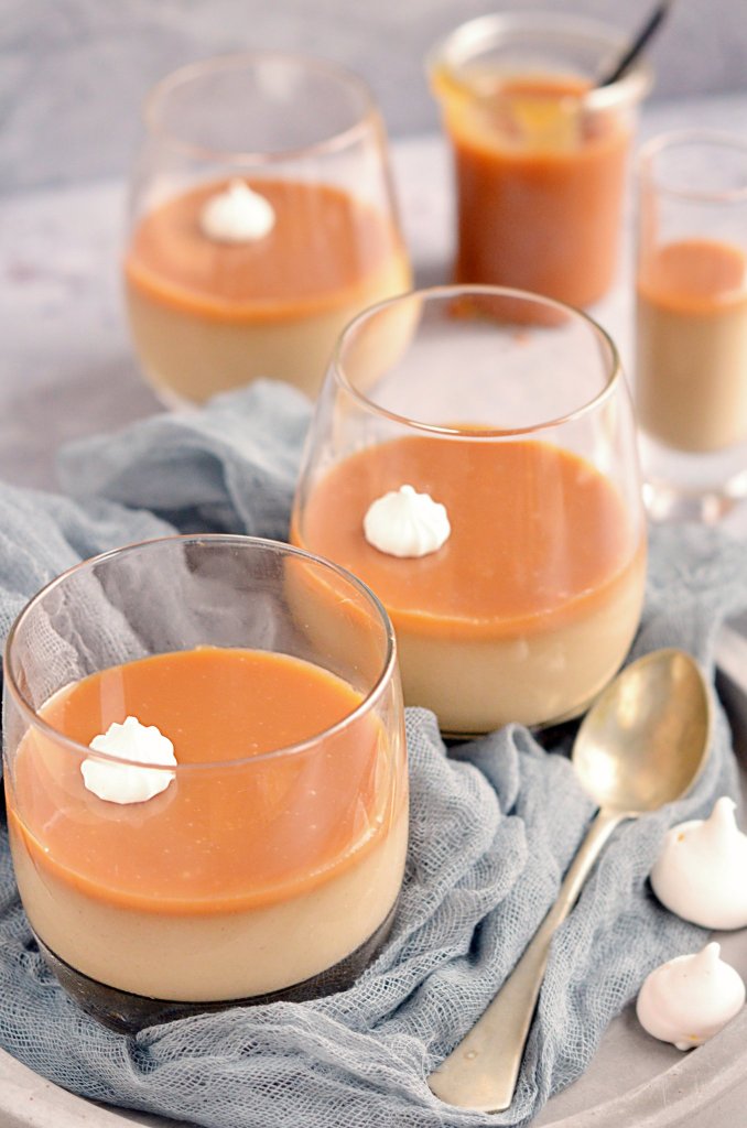 kávés panna cotta sós karamellel és kékszőlőmag őrleménnyel - recept