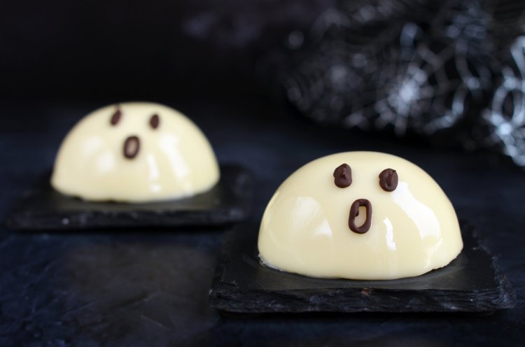 Tükörfényes szellem mousse készítése - Halloween-i málnás-fehércsokis kísértet mousse mirror glaze-zel