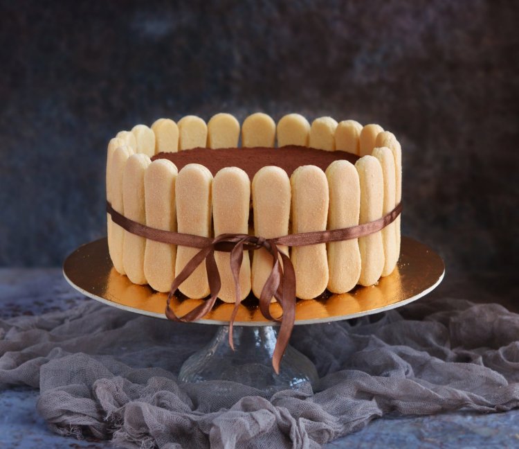klasszikus tiramisu torta recept babapiskótával körberakva, nyers tojás nélkül