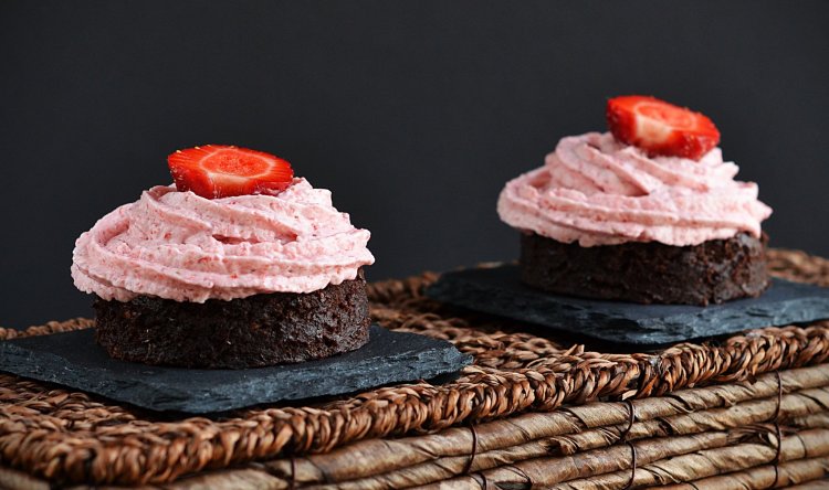 Céklás brownie recept eperhabbal