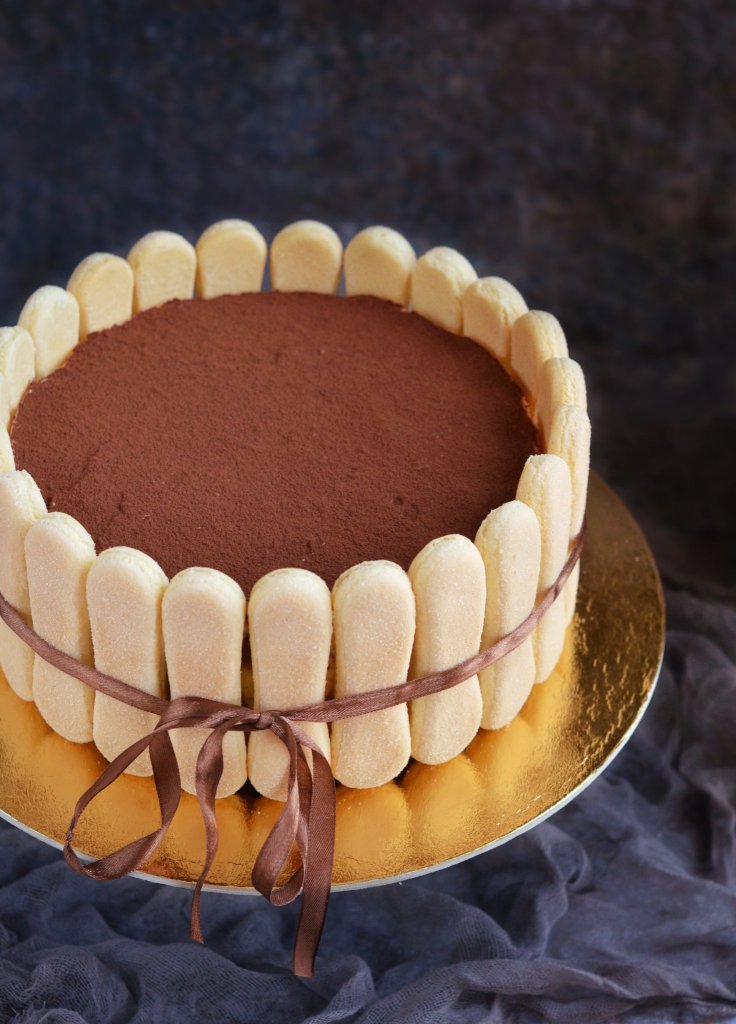 klasszikus tiramisu torta recept babapiskótával körberakva, nyers tojás nélkül