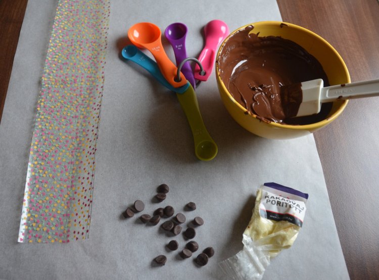 Transzferfólia használata - csokiköpeny, csokigallér készítése mintás csokoládéval