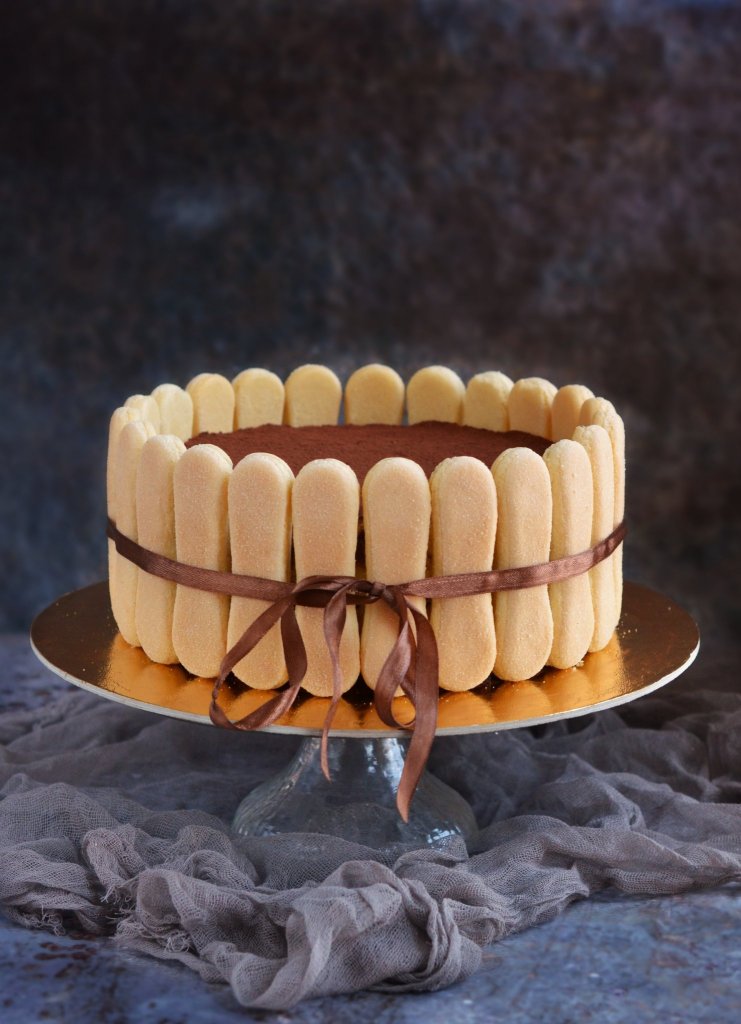 klasszikus tiramisu torta recept babapiskótával körberakva, nyers tojás nélkül