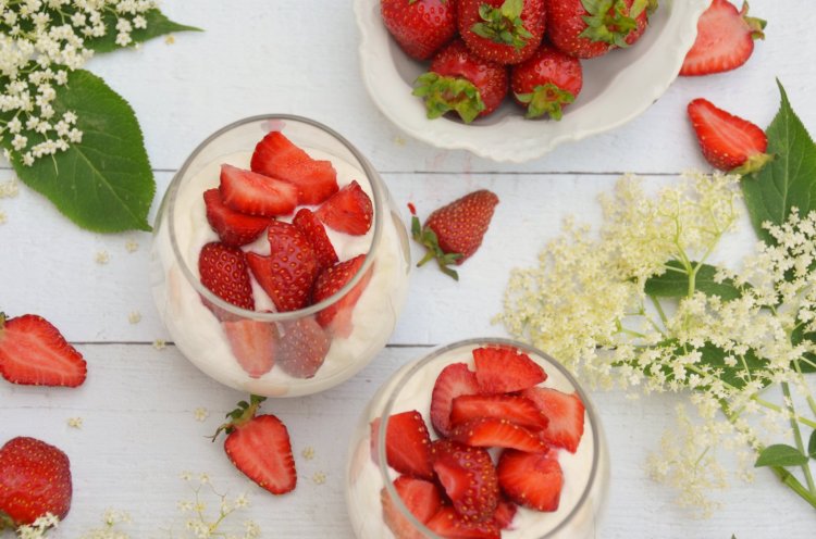 Bodzás túróhab eperrel - pohárkrém recept