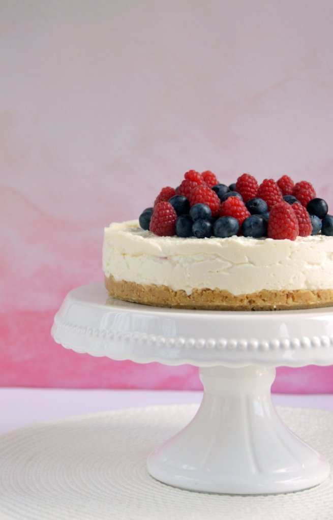 Málnás-áfonyás túrótorta recept sütés nélkül