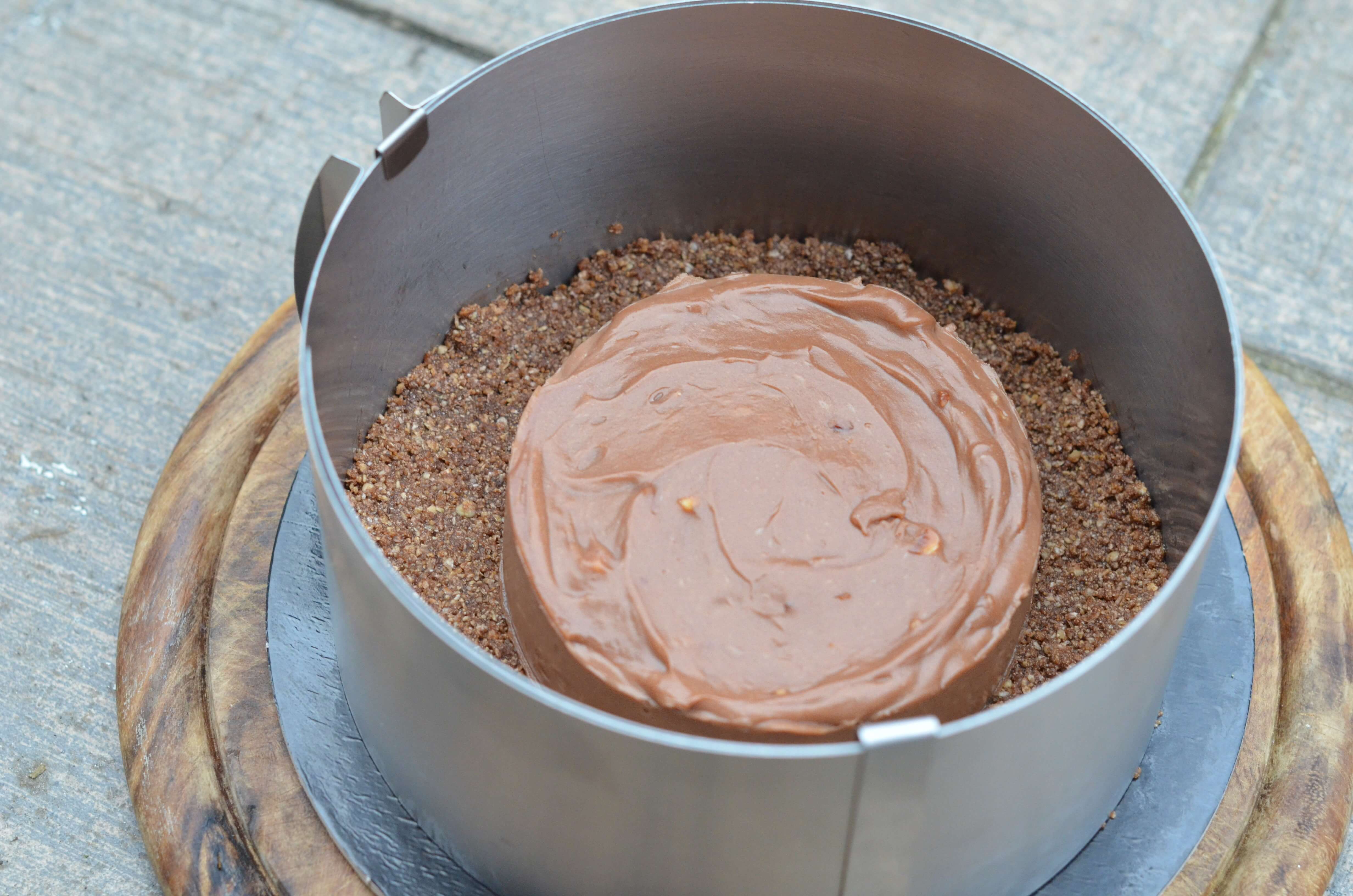 Mogyorókrém-karamell insert készítése kávétortába