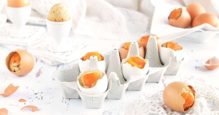 tojáshéjban sült süti aszalt barackkal - húsvéti tojáshéj sütemény készítése