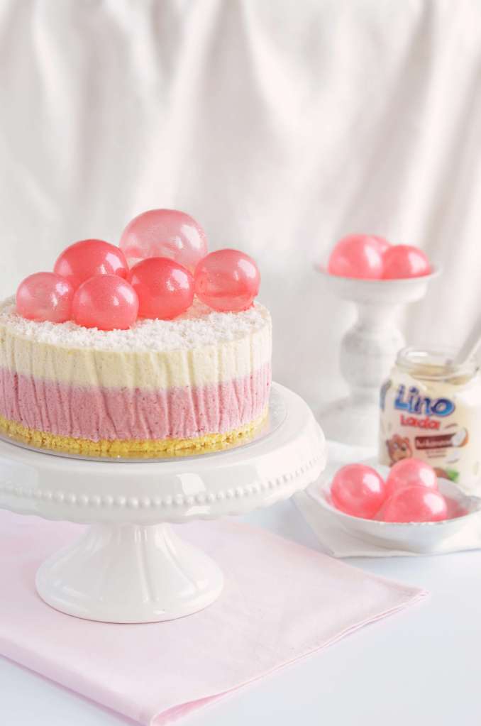 Zselatin buborék készítése - zselatin lufi, eper-kókusz mousse torta recept