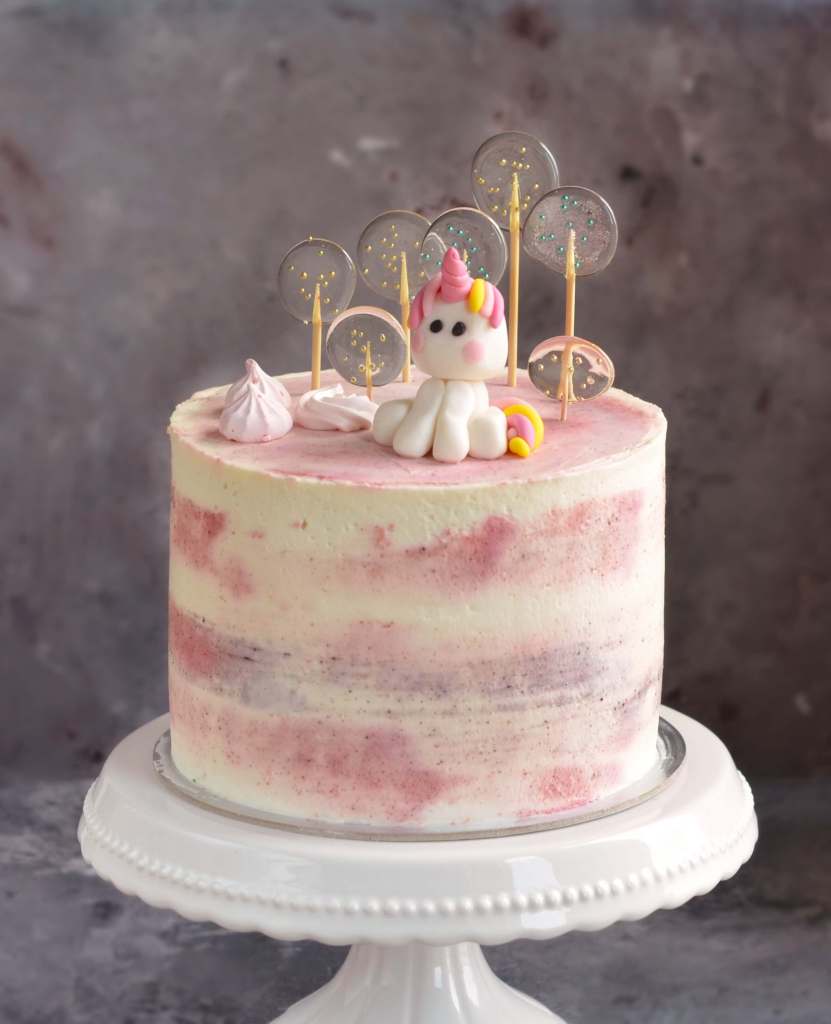 Marcipánkrémes torta eperrel, házi izomalt nyalóka, fondant unikornis