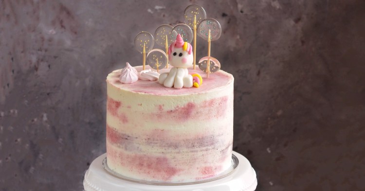 Marcipánkrémes torta, házi izomalt nyalóka, fondant unikornis