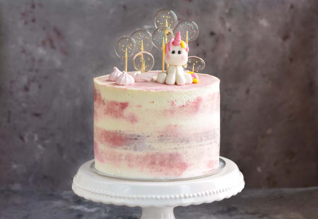 Marcipánkrémes torta eperrel, házi izomalt nyalóka, fondant unikornis