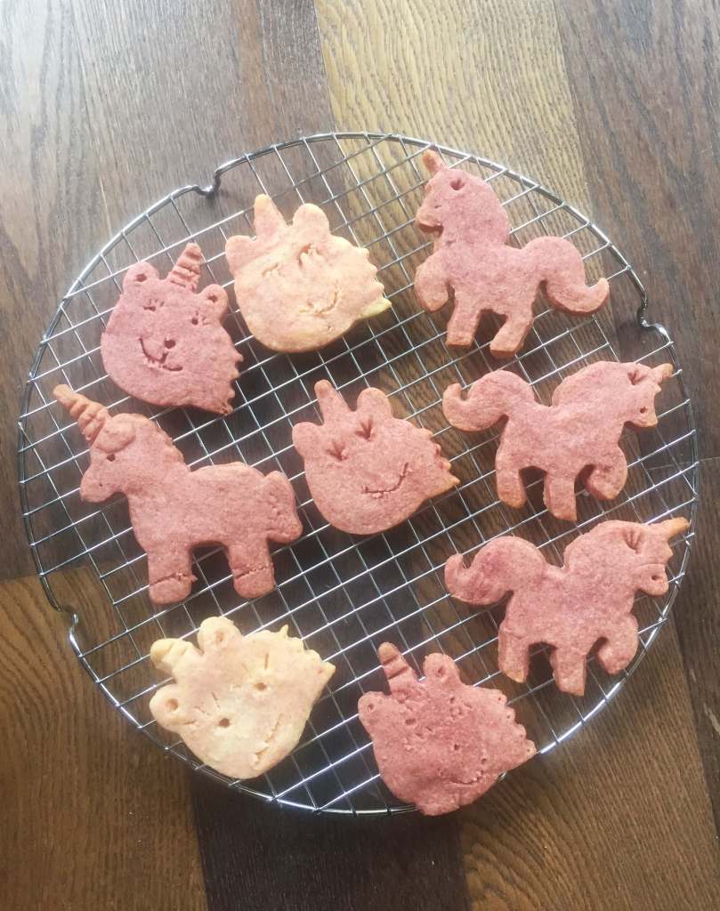 rózsaszínű unikornis kekszek - shortbread céklaporral színezve