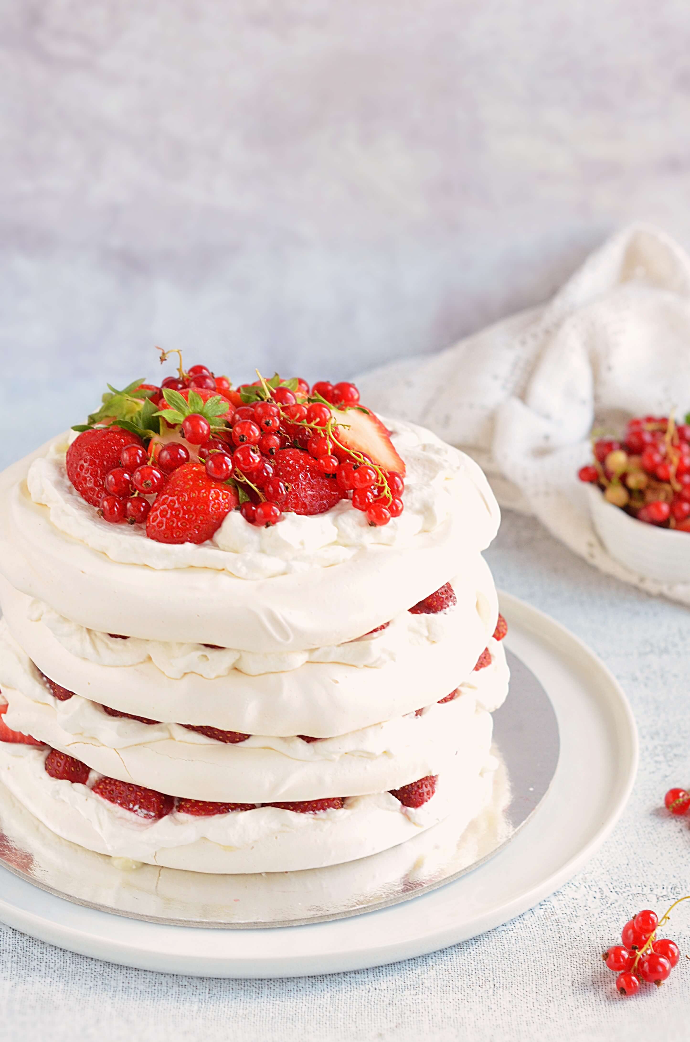 habcsóktorta eperrel - több szintes pavlova