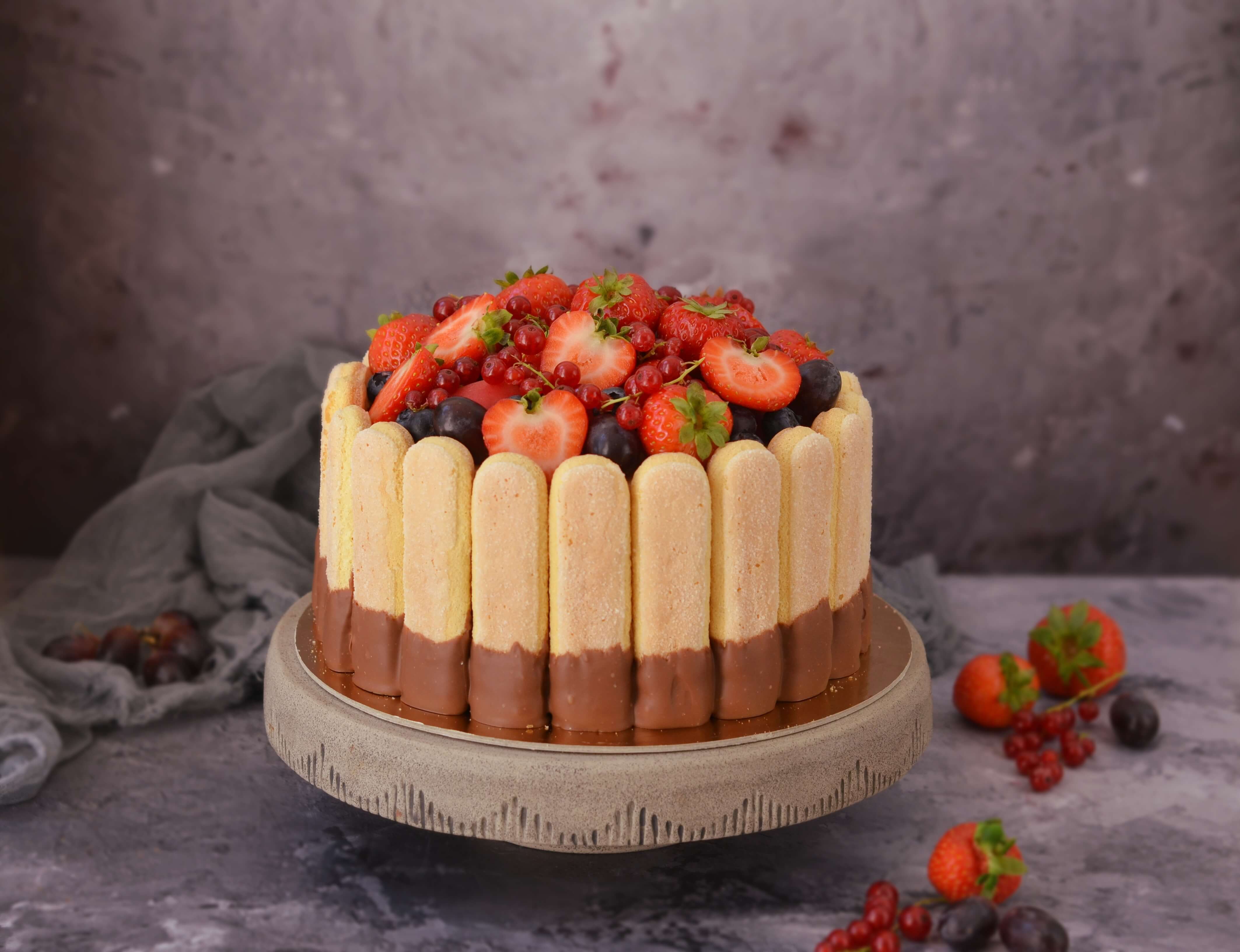 sós karamelles kávétorta gyümölccsel és babapiskótával